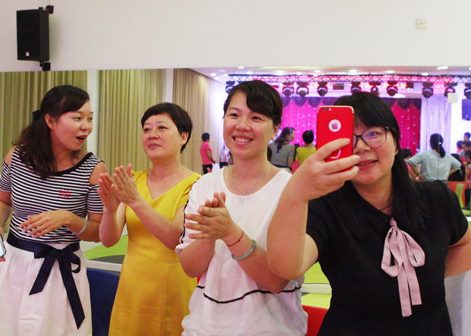 评委喝彩人人_他副本.jpg